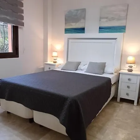 De Tres Muy Espacioso Con Jardines Y Piscinas Lejlighedshotel 4*