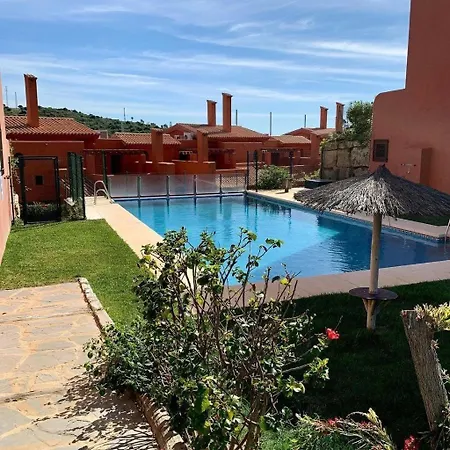 De Tres Muy Espacioso Con Jardines Y Piscinas Lejlighedshotel